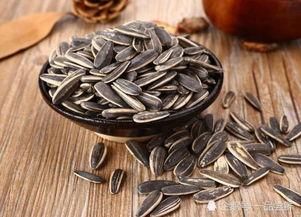 网友吃瓜抓瓜子图片